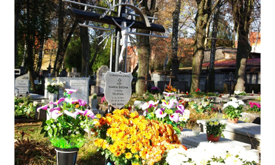 Kwiaty na grobach żołnierzy