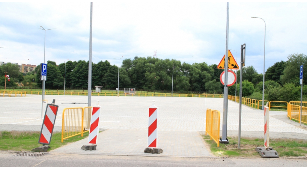 Trwają prace wykończeniowe na parkingu przy szpitalu  