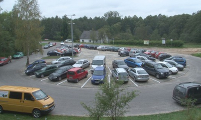 Nowy parking samochodowy w pobliżu szpitala.