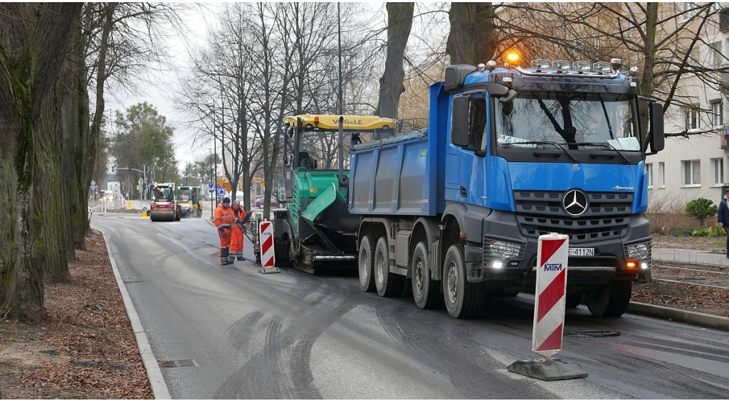 Trwa utwardzanie modernizowanego odcinka ul. Sobieskiego