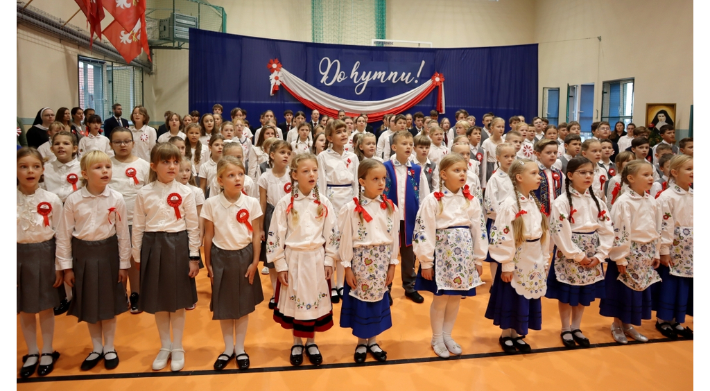 „Do hymnu” - uczniowie Szkoły Zgromadzenia Sióstr Zmartwychwstania Pańskiego wyśpiewali patriotyczne pieśni 