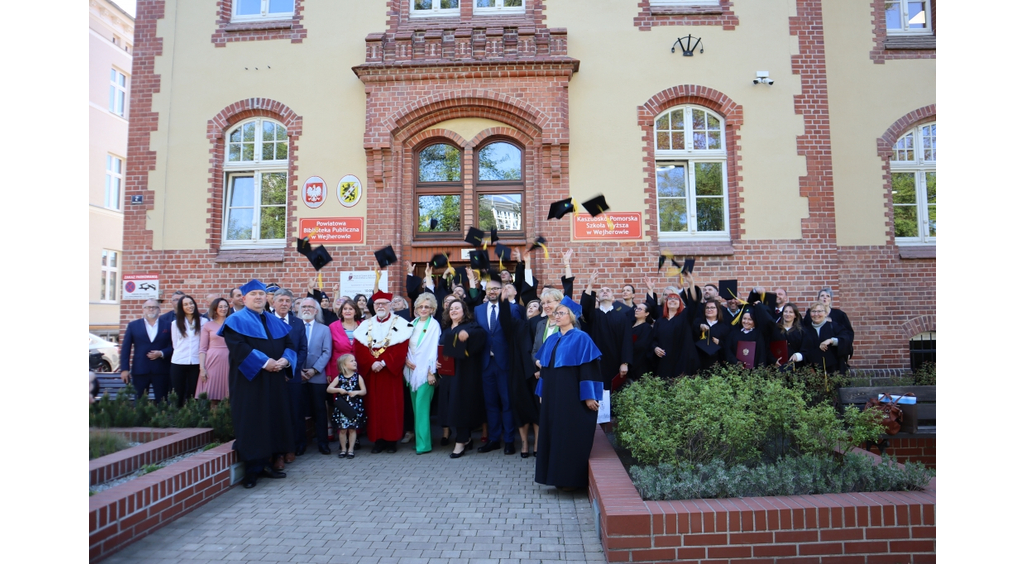 Absolwenci Kaszubsko-Pomorskiej Szkoły Wyższej w Wejherowie odebrali dyplomy 