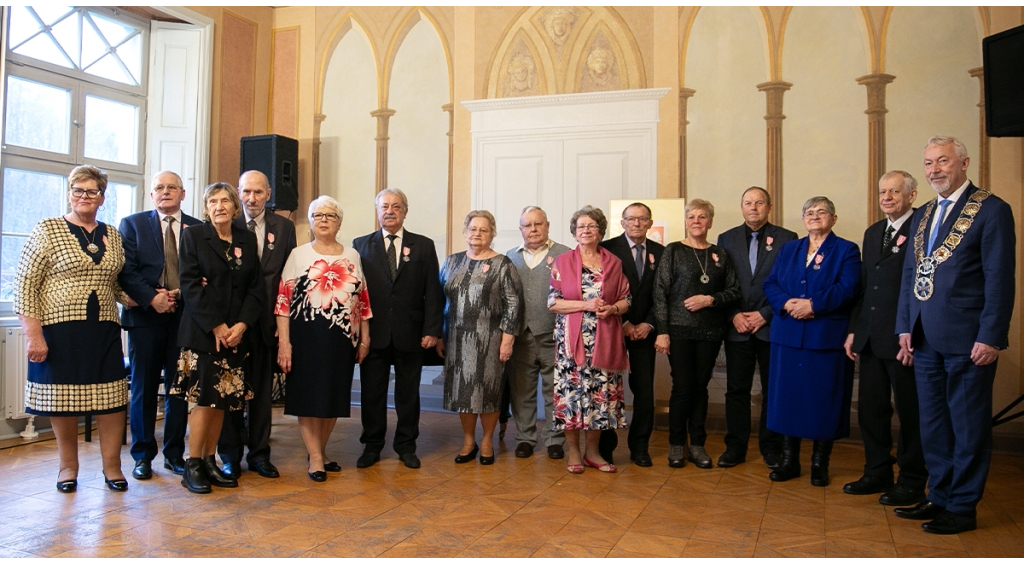 Medale dla szczęśliwych jubilatów 