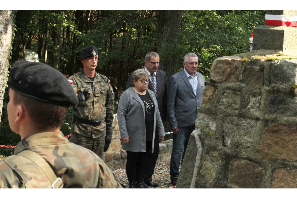 Hołd żołnierzom 1 MPS poległym pod Białą