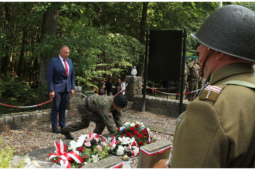 Hołd żołnierzom 1 MPS poległym pod Białą