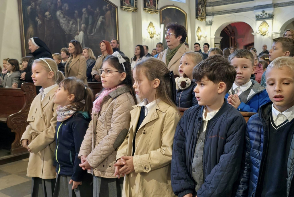 Ślubowanie pierwszaków w Szkole Podstawowej Zgromadzenia Sióstr Zmartwychwstanek (fot. Franciszek Sychowski)