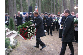 
Premier RP na obchodach rocznicowych w Piaśnicy&nbsp;
