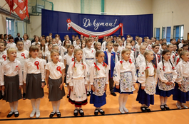 „Do hymnu” - uczniowie Szkoły Zgromadzenia Sióstr Zmartwychwstania Pańskiego wyśpiewali patriotyczne pieśni 