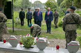 Kwiaty na mogiłach żołnierzy 1 MPS i Kwaterze Sztutowiaków