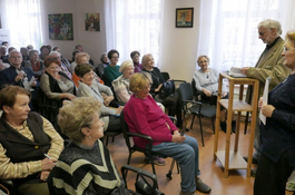 Poeta Zbigniew Jabłoński z seniorami o morzu