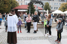 Święcenie zwierząt przy figurze św. Franciszka