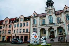 Kaszubska pisanka zdobi już wejherowski rynek