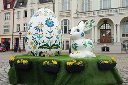 Wejherowski rynek zdobi Megapisanka Kaszubska i Zajączek Wielkanocny