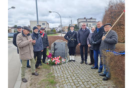 Złożono kwiaty na rondzie im. Ks. Prałata Hilarego Jastaka