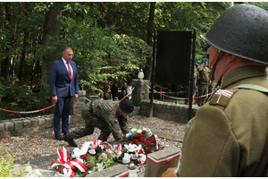 Hołd żołnierzom 1 MPS poległym pod Białą