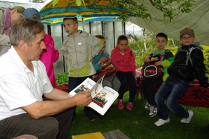 Jerzy Stankiewicz opowiada dzieciom o pszczołach - 04.05.2012